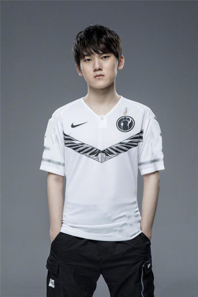 OG 从 Virtus.pro 租借 FL4MUS;